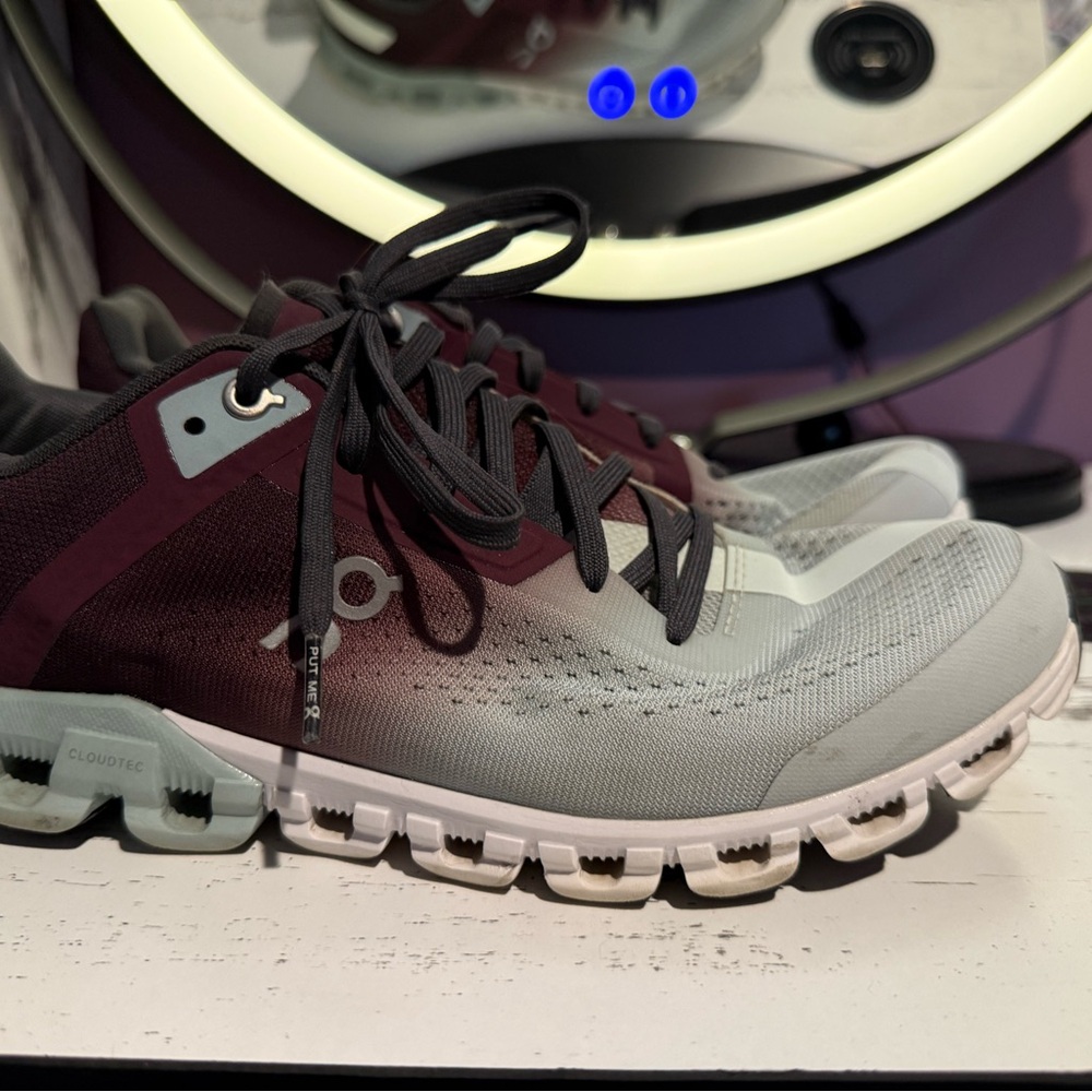 ON Cloudtec Womens 8.5 Sneaks